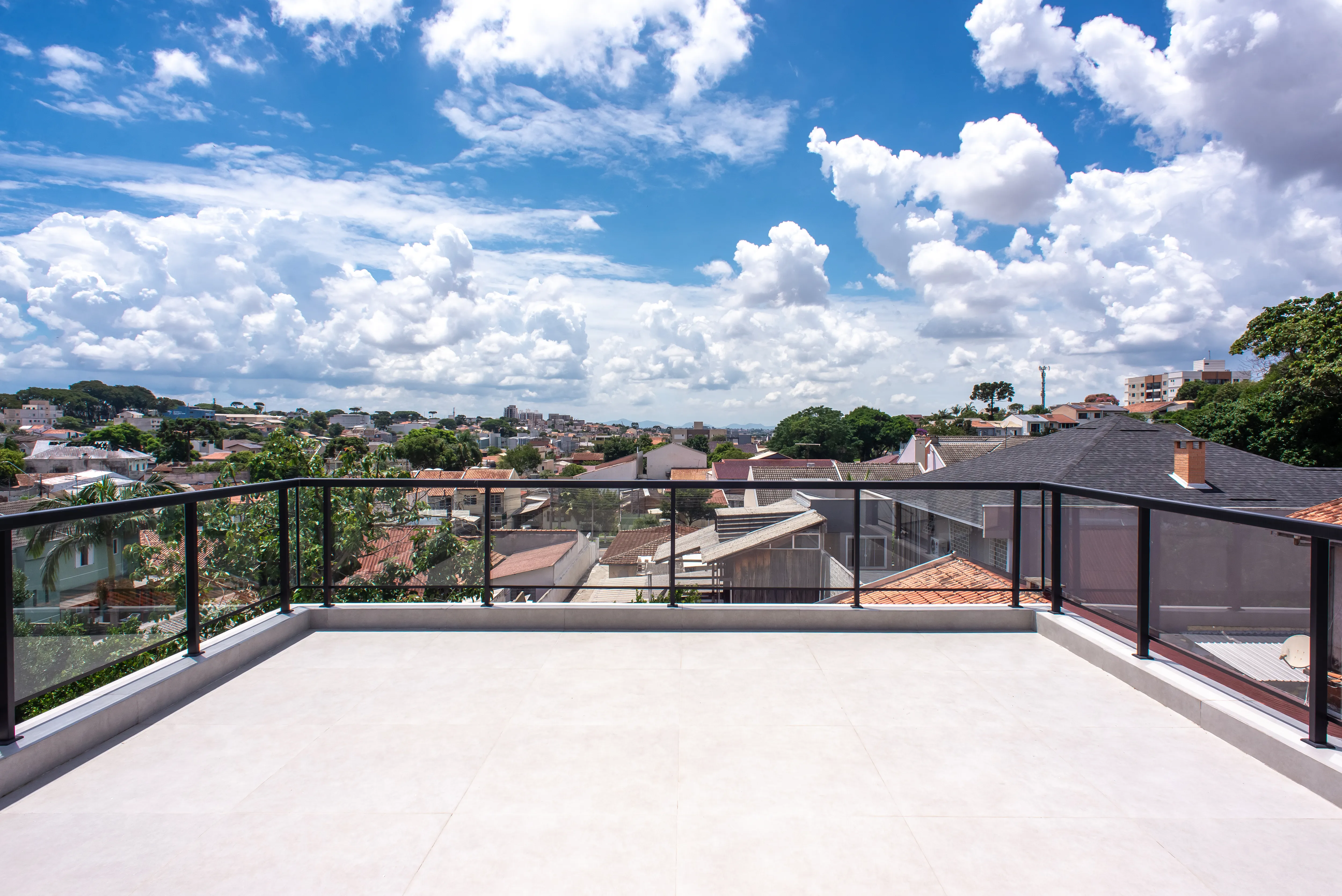 Visão frontal da fachada do Sobrado Novo Mundo